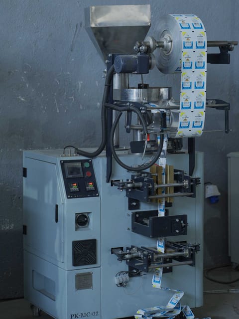 Vertical form fill seal machine producing a chain of printed sachets
